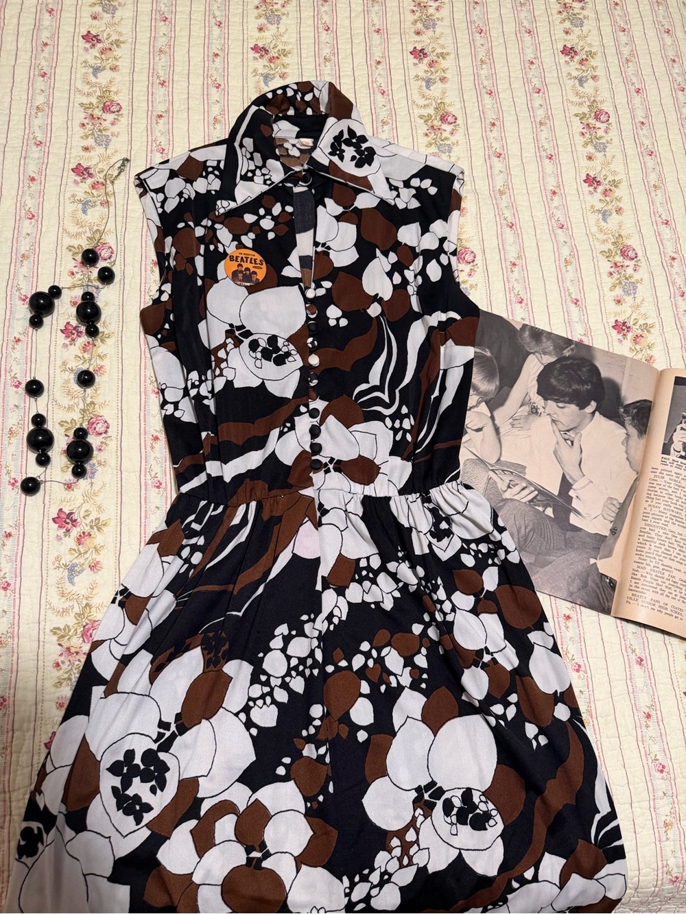 True Vintage 70s Mod Brown Black White Floral Dagger Flower Power Dress XS S